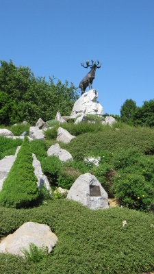 Vue générale de la sculpture monumentale du caribou en bronze © Parks Canada Agency | Agence Parcs Canada, S. Desjardins, 2009.
