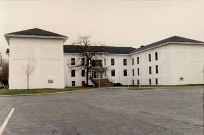 East elevation of Building B-1, showing the building’s symmetrical and horizontal massing, 1993. © Department of National Defence / Ministère de la Défense nationale, 1993.