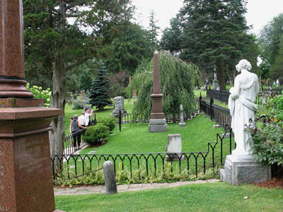 Sir John A. Macdonald family plot, surrounded by a low metal fence © Parks Canada / Parcs Canada, 2009 (Rhona Goodspeed)