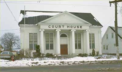 View of the main entrance to the Antigonish County Court House, 1987. (© Parks Canada Agency/ Agence Parcs Canada, 1987.)