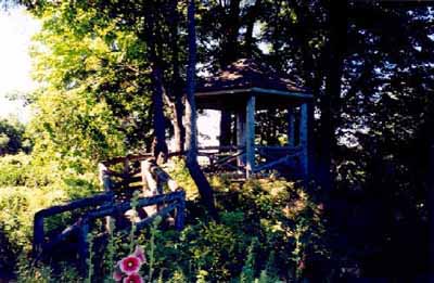 Vue du Domaine Joly de Lotbinière, qui montre le "nid d'amour," 2002. © Agence Parcs Canada / Parks Canada Agency, 2002.