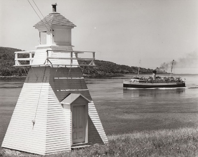 Photographie historique montrant le navire Princess Helene passant le phare de Victoria Beach (© Nova Scotia Archives \ Archives de la Nouvelle-Écosse, no. NSIS 11529)