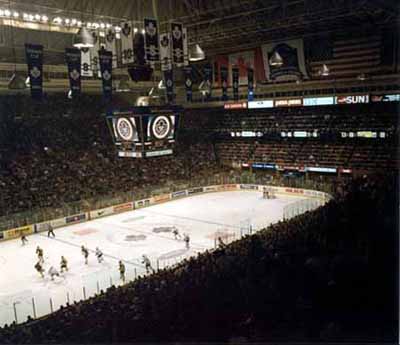 Vue intérieure d'une partie de hockey à Maple Leaf Gardens. © Parks Canada/Parcs Canada, 1980.