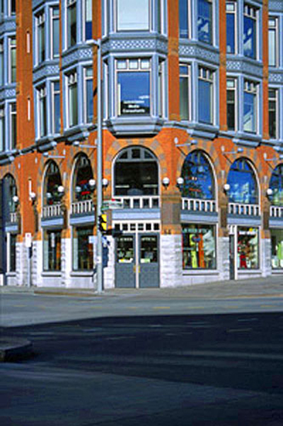 Detail view of the main entrance of the Central Chambers showing those elements which illustrate the Queen Anne Revival design, 2002. © Parks Canada Agency / Agence Parcs Canada, M. Trepanier, 2002.