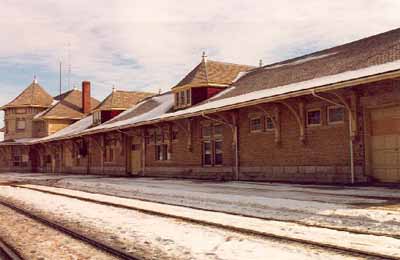 View of the western elevation of the railway station. (© Parks Canada Agency / Agence du Parcs Canada, Marilyn E. Armstrong-Reynolds, 1990.)