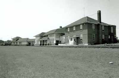 This view shows the east elevation of the passenger depot, the former restaurant, and the office building. © Parks Canada Agency / Agence Parcs Canada, Marilyn E. Armstrong-Reynolds, 1990.