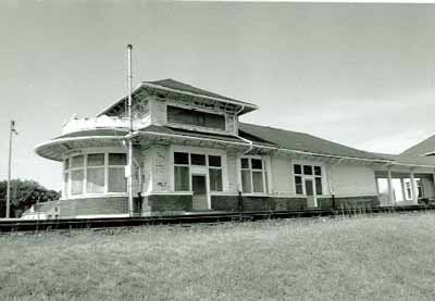 View of the eastern elevation of the passenger depot. © Parks Canada Agency / Agence Parcs Canada, Marilyn E. Armstrong-Reynolds, 1990.