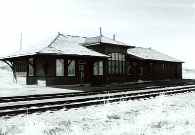 Vue en angle de la Gare ferroviaire Canadien Pacifique, qui montre les façades de l'arrière et du côté. (© Great Plains Research, B. Potyondi, April 1991.)