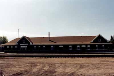 Vue générale de la gare de VIA Rail/Canadien National de Portage la Prairie, montrant la façade à cotè de piste, 1992. © Agence Parcs Canada / Parks Canada Agency, 1992.