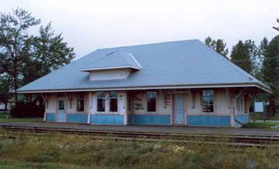 Corner view of Canadian National Railway Station, showing both the rear and side façades, 1992. (© Cliché Ethnotech inc., 1992.)