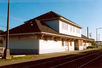 Vue générale montrant une façade de la gare de VIA Rail/Canadien National, 1993. (© Cliché Ethnotech inc., 1993.)