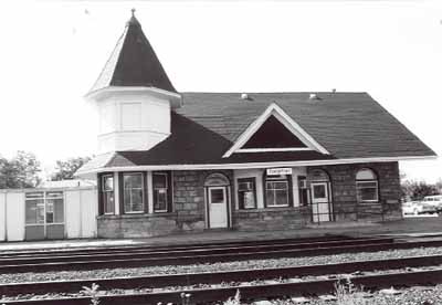 Vue générale montrant une façade de la gare de VIA Rail/Canadien National, 1993. (© A. M. de Fort-Menares, 1993.)