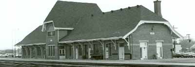 Vue générale montrant une façade de la gare de VIA Rail, 1994. (© Heritage Research Associates Inc., M. Carter, 1994.)