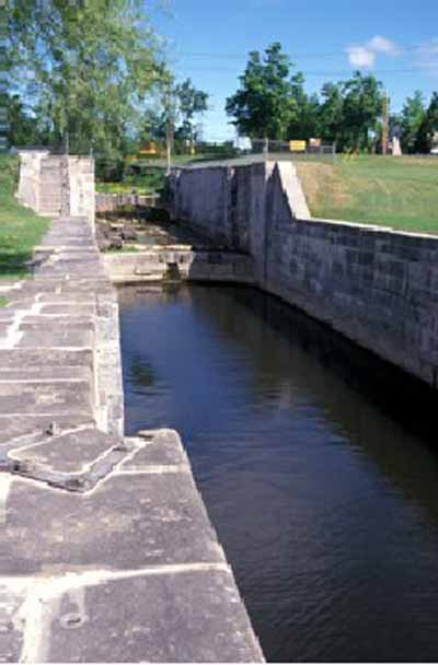 Vue générale du canal de Carillon, qui montre l’ancien mur sud en pierre, 1999. © Parks Canada Agency / Agence Parcs Canada, Bergeron J.F, 1999.