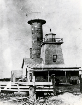 Photographie historique montrant le phare de la Pointe Mitis en construction, 1908. © Bibliothèque et Archives Canada | Library and Archives Canada, LAC PA164438.