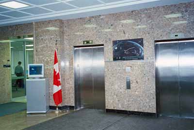 Vue de l'intérieur du bâtiment de l'administration, qui montre les murs et le plancher en marbre de l’entrée principale, 1998. © Parks Canada Agency/  Agence Parcs Canada, J. Mattie, 1998.