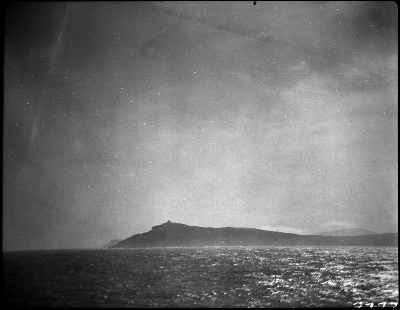 Historic photograph offering a dramatic view of Cape Race Lighthouse, which testify its visual prominence in relation to the water, cliffs and landscape, 1933. © Library and Archives Canada \ Bibliothèque et Archives Canada, Clifford M. Johnston, PA-056705