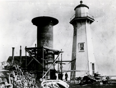 Photographie historique du phare du Cap-de-la-Madeleine en construction, 1907. © Library and Archives Canada | Bibliothèque et Archives Canada, CNAC, PA 164439.