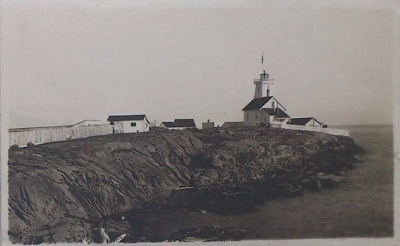 Photographie historique du phare d'origine d'Entrance Islans, 1908. © Library and Archives Canada | Bibliothèque et Archives Canada, PA-164795
