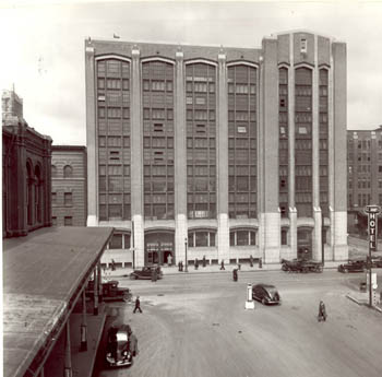 View of the exterior of the Federal Building, showing the strong vertical emphasis of the elevation defined by narrow brick piers which extend the full height of the building, 1938. © Library and Archives Canada / Biblothèque et archives Canada, PA 61811, 1938.