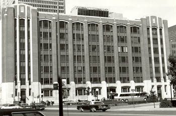 View of the façade of the Federal Building, showing the use of metal spandrels between each of the wide windows, which visually unites the space between the piers into a series of elongated panels, 1978. © Parks Canada Agency / Agence Parcs Canada, 1978.