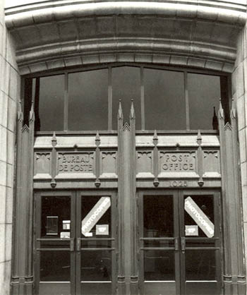 Detail view of the Federal Building, showing the gothic detailing around the main entrance, 1983. © Parks Canada Agency / Agence Parcs Canada, M. Caraffe, 1983.
