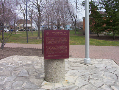 Vue générale montrant la plaque commémorative et le Navy Yard Park en arrière-plan, 2006. © Parks Canada Agency | Agence Parcs Canada, 2006.
