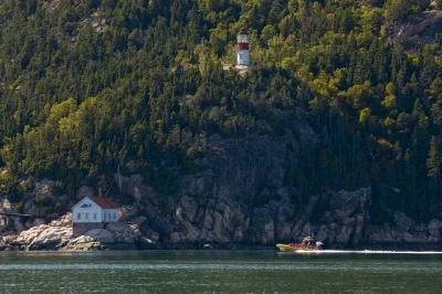 General view of Cap de la Tête au Chien light station showing the lighthouse and the boathouse © Agence Parcs Canada | Parks Canada Agency, Marc Loiselle
