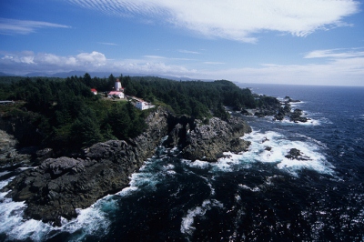 Vue aérienne du phare de Cape Beale montrant son emplacement le long de la côte dangereuse de l’île de Vancouver, à 60 mètres au-dessus de l’océan Pacifique. © Parks Canada Agency | Agence Parcs Canada