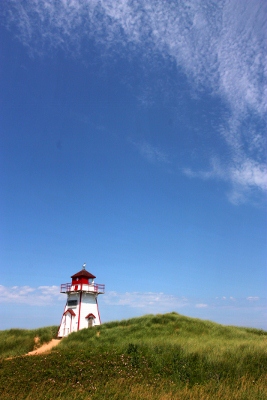 Vue générale du phare de Covehead Harbour montrant son emplacement le long des dunes du parc national de l’Île-du-Prince-Édouard, sur la plage située tout juste à l’est de l’entrée de la baie Covehead © Parks Canada Agency | Agence Parcs Canada