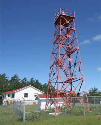 Vue générale du phare d'East Point (île Saturna) (© Kraig Anderson - lighthousefriends.com)