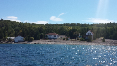 General view of Flowerpot Island Lighouse showing related buildings © Parks Canada Agency | Agence Parcs Canada, S. Desjardins, 2015.