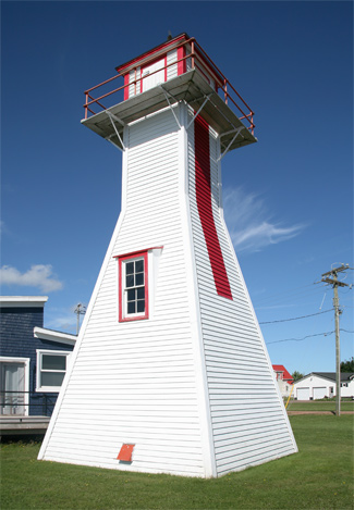 Vue en angle du phare de Northport, alignement postérieur, 2008. (© Kraig Anderson - lighthousefriends.com)
