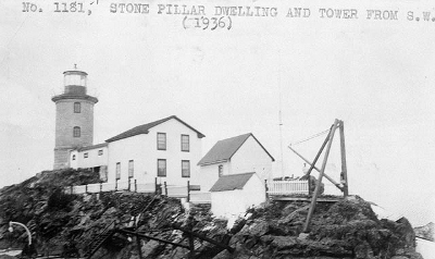 Historic photograph of the Pilier de Pierre Lighthouse showing the related buildings that used to surround the tower © Bibliothèque et Archives Canada | Library and Archives Canada, PA-164478