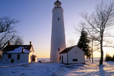 Vue d'ensembre du phare de Point Clark et des bâtiments associés © Parks Canada Agency | Agence Parcs Canada