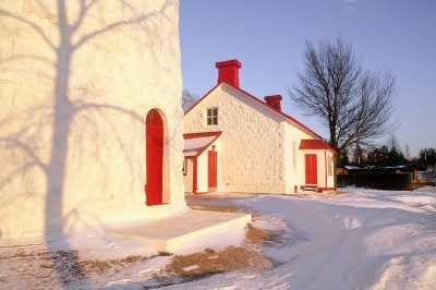 Vue en angle du phare de Point Clark et de la maison du gardien © Parks Canada Agency | Agence Parcs Canada