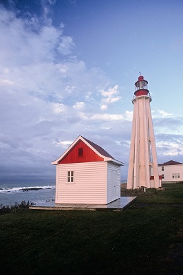 Vue générale du phare de Pointe-au-Père © Agence Parcs Canada | Parks Canada Agency