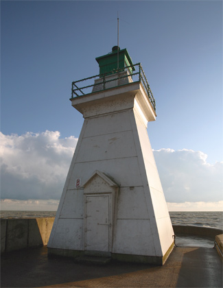 General view of Port Dover West Pier Lighthouse, 2008. (© Kraig Anderson - lighthousefriends.com)