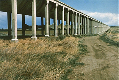 General view of Brooks Aqueduct, showing the flume and columns. © Parks Canada Agency / Agence Parcs Canada.