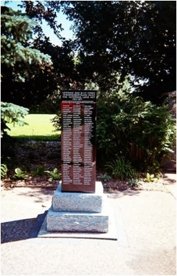 Monument listing the names of all who built homes under the Veterans Land Administration © Parks Canada Agency | Agence Parcs Canada, K.MacFarlane, 2014