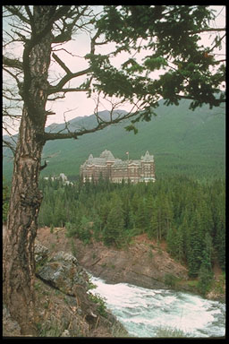 Distant view of the Banff Springs Hotel. (© Parks Canada Agency/ Agence Parcs Canada)