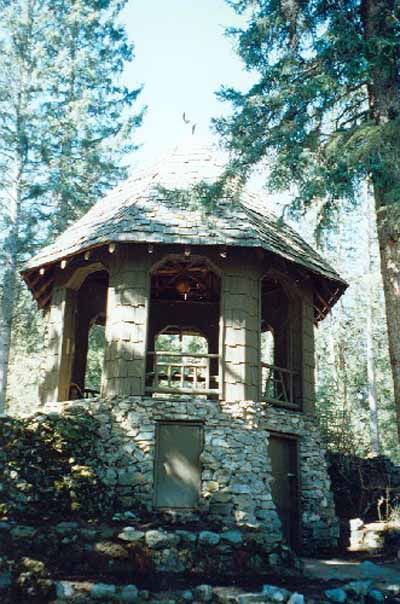 General view of the Devonian Pavilion showing its field stone basement, 1997. © Agence Parcs Canada / Parks Canada Agency, 1997.