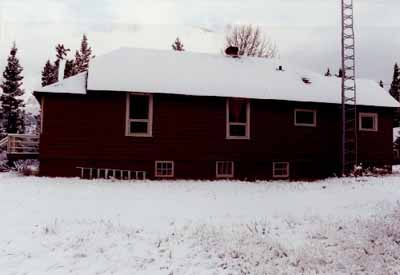 Vue de la résidence des gardes du parc, qui montre le bâtiment rectangulaire simple d’un étage coiffé d’un toit en croupe tronqué en pente moyenne, 1992. © Parc national du Canada Banff / Banff National Park of Canada, 1992.