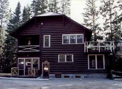 West façade of the Superintendent's Residence, showing its sturdy horizontal log construction, with vertical corner posts and stick-style detailing, 1992. © Parks Canada Agency / Agence Parcs Canada, 1992.