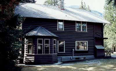 Rear view of the Superintendent's Residence, showing its two-storey structure with a one-storey frame bay addition on the rear, 1992. © Parks Canada Agency / Agence Parcs Canada, 1992.