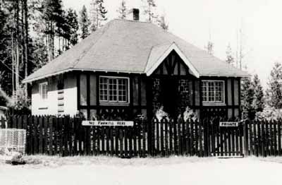 Historic façade of the Upper Hot Pool Residence, showing its fusion of English Arts and Crafts design elements with rustic materials and craftsmanship. © Parks Canada Agency / Agence Parcs Canada.