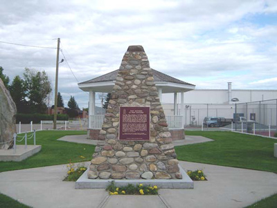 Vue de la plaque de la Commission des lieux et monuments historiques du Canada au Fort Macleod. (© Parks Canada Agency / Agence Parcs Canada.)