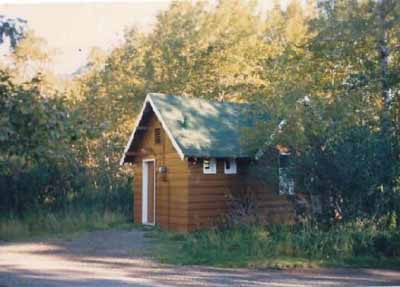 General view of Comfort Station 9, showing the uniform colour scheme with white trim, 1990. (© Parks Canada Agency / Agence Parks Canada, 1990.)