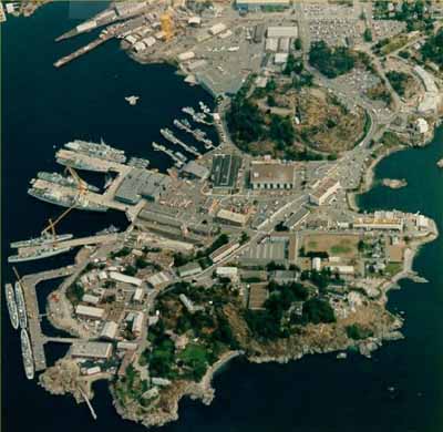 Photo aérienne des Sites navals d'Esquimalt, qui montre l'emplacement et la situation du site, entourant le port d'Esquimalt, 2001. © Parks Canada Agency / Agence Parcs Canada, 2001.