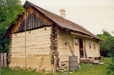 Corner view of a building of Wasyl Negrych Pioneer Homestead, 1996. © Agence Parcs Canada/Parks Canada Agency, J. Mattie, 1996.